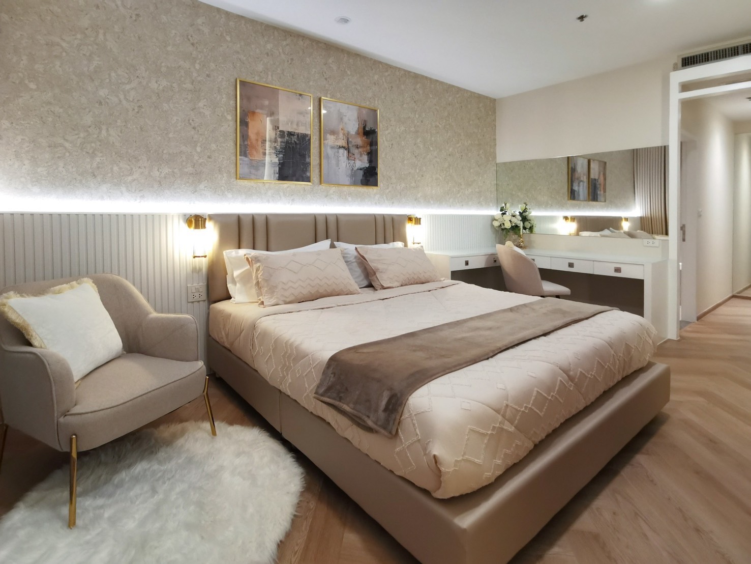 Renovated one-bedroom condo for sale in Phrom Phong, 52 sqm, high floor, unblocked city view, fully furnished, modern interior, with bathtub and top facilities.