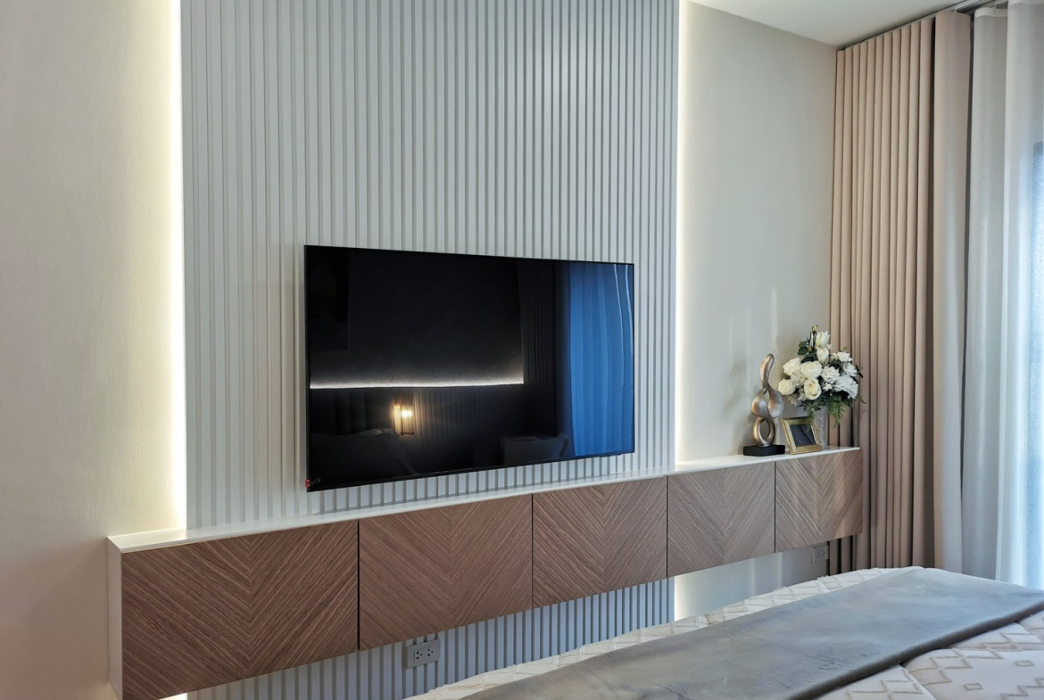 Renovated one-bedroom condo for sale in Phrom Phong, 52 sqm, high floor, unblocked city view, fully furnished, modern interior, with bathtub and top facilities.