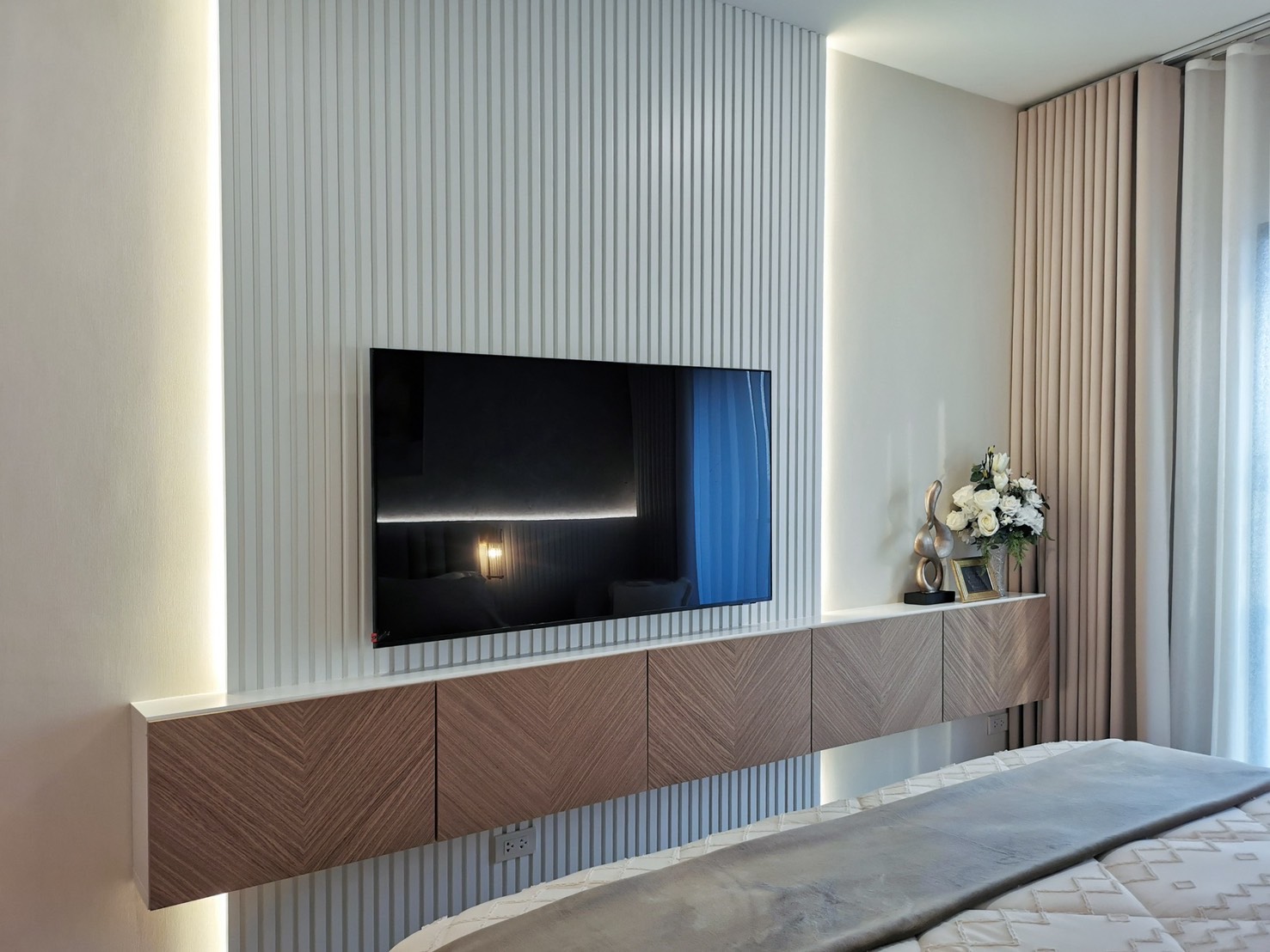 Renovated one-bedroom condo for sale in Phrom Phong, 52 sqm, high floor, unblocked city view, fully furnished, modern interior, with bathtub and top facilities.