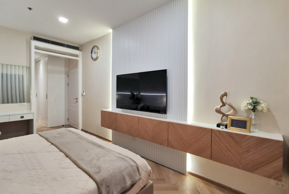 Renovated one-bedroom condo for sale in Phrom Phong, 52 sqm, high floor, unblocked city view, fully furnished, modern interior, with bathtub and top facilities.