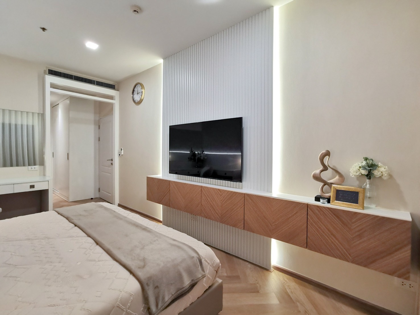 Renovated one-bedroom condo for sale in Phrom Phong, 52 sqm, high floor, unblocked city view, fully furnished, modern interior, with bathtub and top facilities.