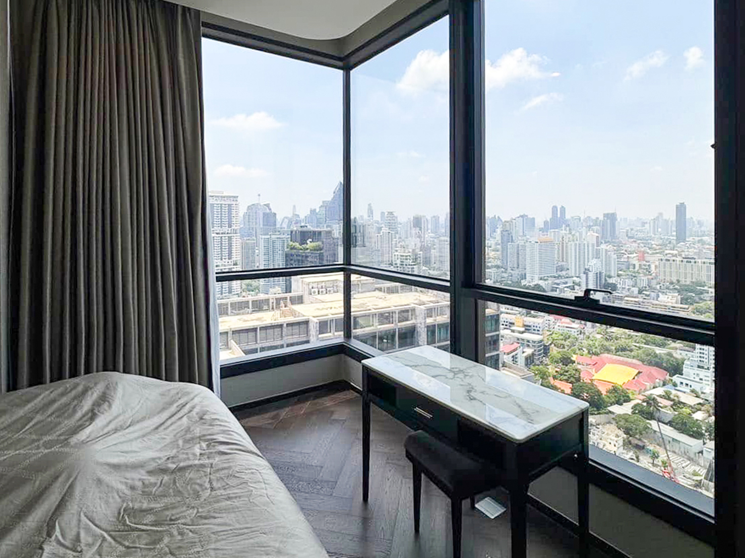 For sale: 2BR, 2BA 73.5 sqm modern luxury condo on the 32nd floor at The ESSE Sukhumvit 36, fully furnished with premium amenities. Next to BTS Thonglor. Price: THB 23.5M.