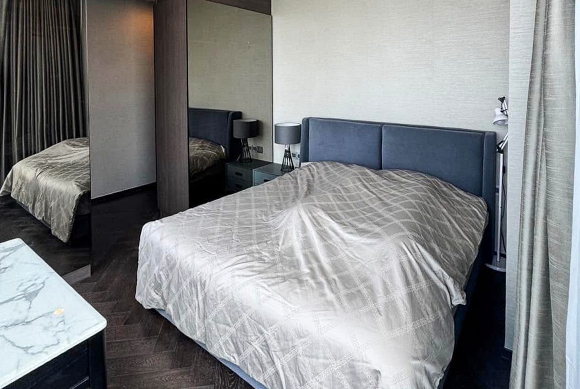 For sale: 2BR, 2BA 73.5 sqm modern luxury condo on the 32nd floor at The ESSE Sukhumvit 36, fully furnished with premium amenities. Next to BTS Thonglor. Price: THB 23.5M.
