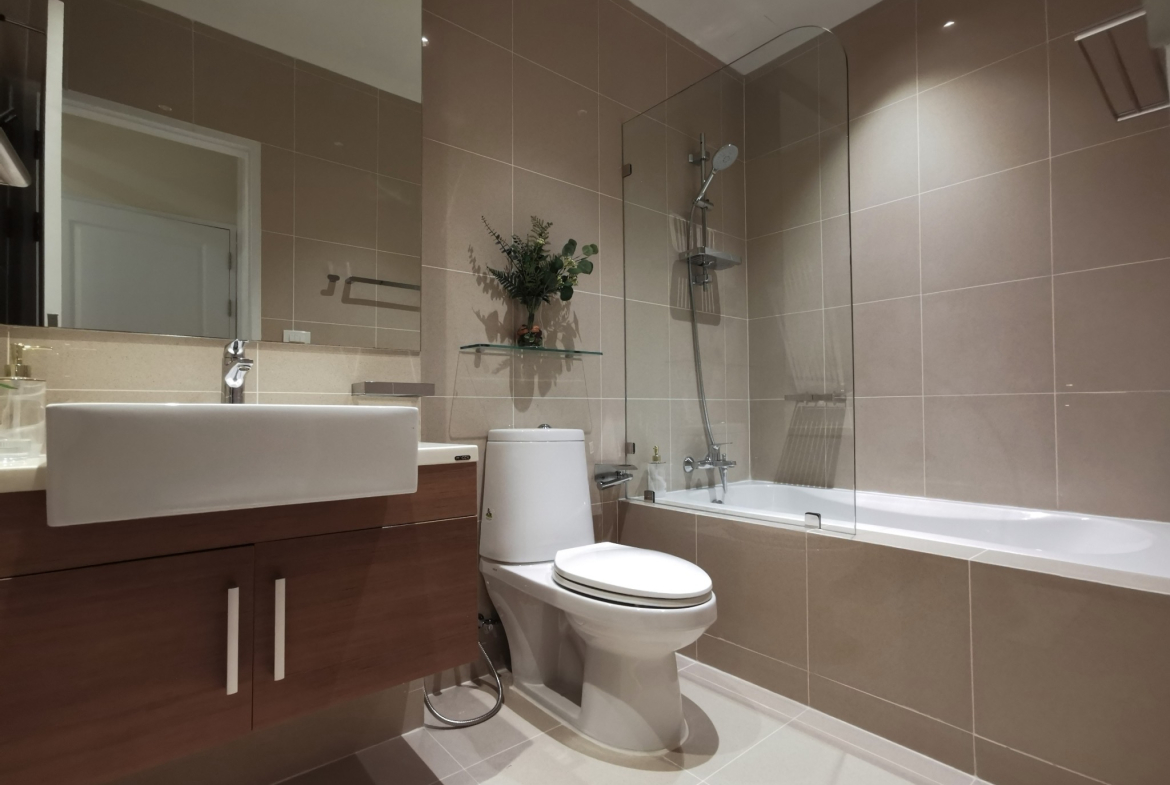 Renovated one-bedroom condo for sale in Phrom Phong, 52 sqm, high floor, unblocked city view, fully furnished, modern interior, with bathtub and top facilities.