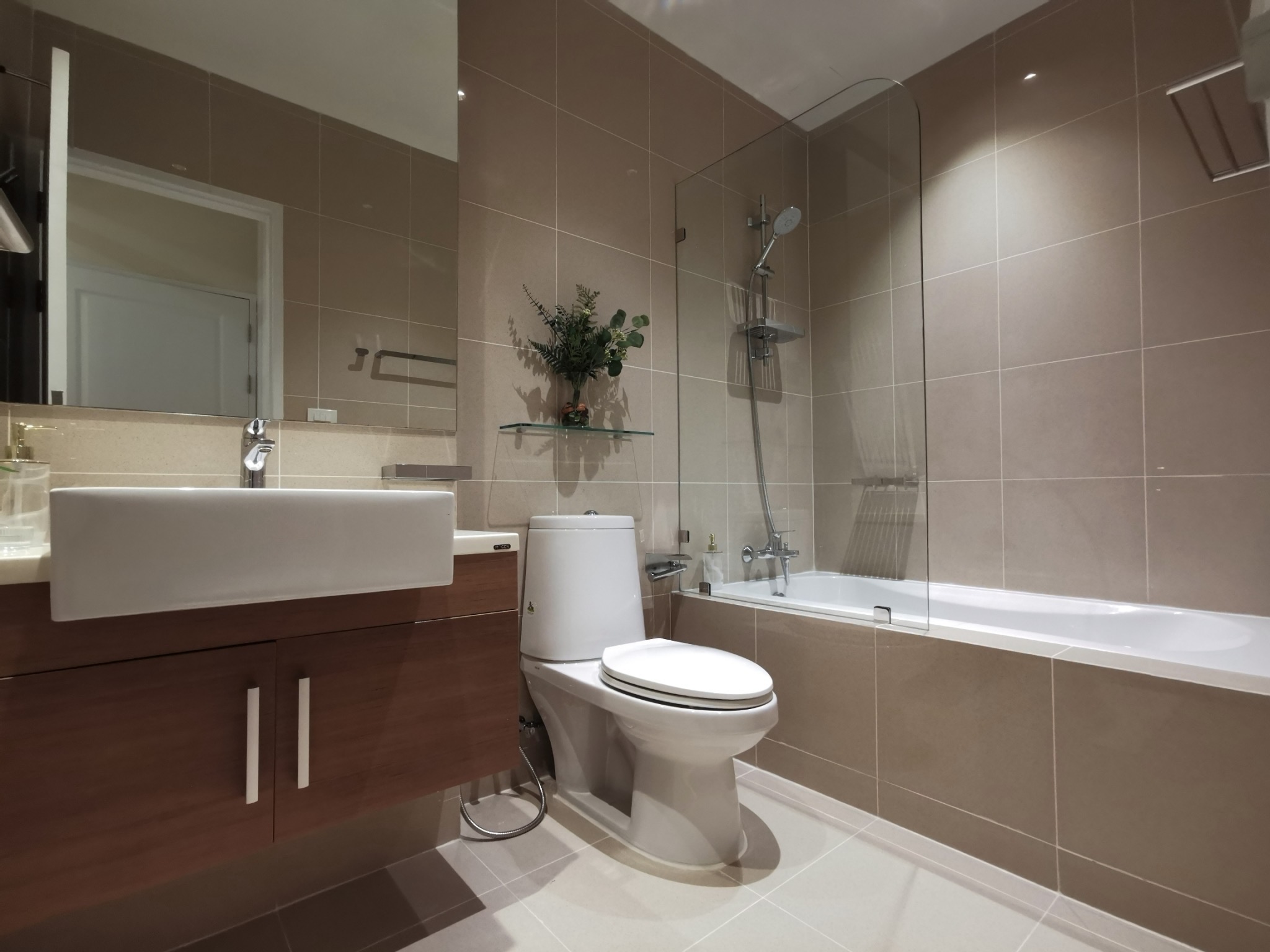 Renovated one-bedroom condo for sale in Phrom Phong, 52 sqm, high floor, unblocked city view, fully furnished, modern interior, with bathtub and top facilities.