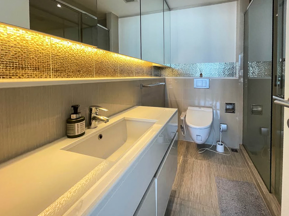 Modern 2-bedroom, 2-bathroom condo for rent in Sukhumvit 43, Phrom Phong. 76 sqm, 23rd floor, fully furnished with city views and great facilities. Rent at THB 60,000/month.