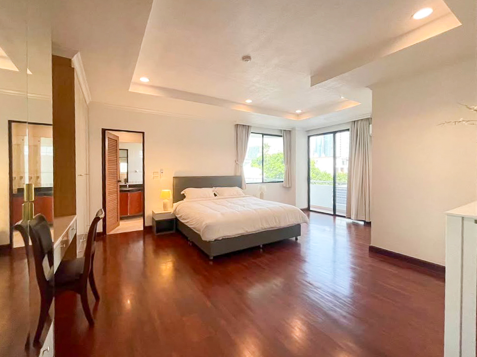 Pet-friendly 3 bed, 3 bath apartment for rent in Thong Lor. 280 sqm with balcony, maid room, full facilities, and greenery views. 120,000 THB/month.