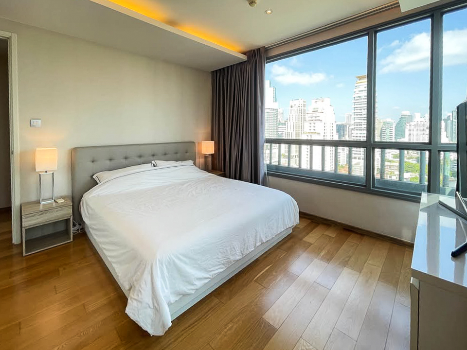 Modern 2-bedroom, 2-bathroom condo for rent in Sukhumvit 43, Phrom Phong. 76 sqm, 23rd floor, fully furnished with city views and great facilities. Rent at THB 60,000/month.