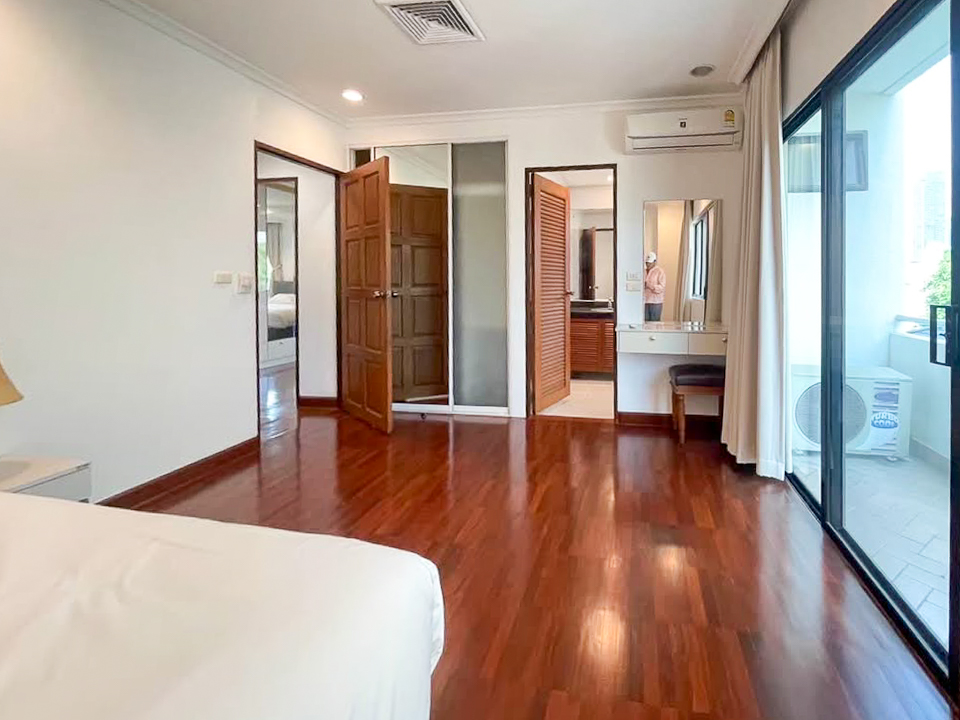 Pet-friendly 3 bed, 3 bath apartment for rent in Thong Lor. 280 sqm with balcony, maid room, full facilities, and greenery views. 120,000 THB/month.