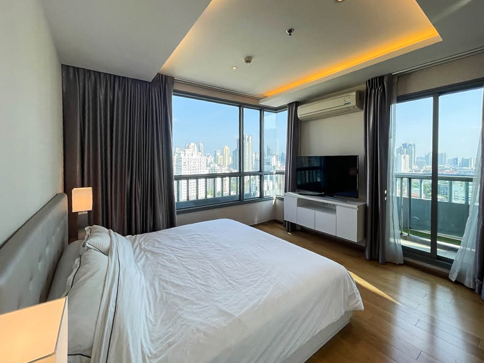 Modern 2-bedroom, 2-bathroom condo for rent in Sukhumvit 43, Phrom Phong. 76 sqm, 23rd floor, fully furnished with city views and great facilities. Rent at THB 60,000/month.