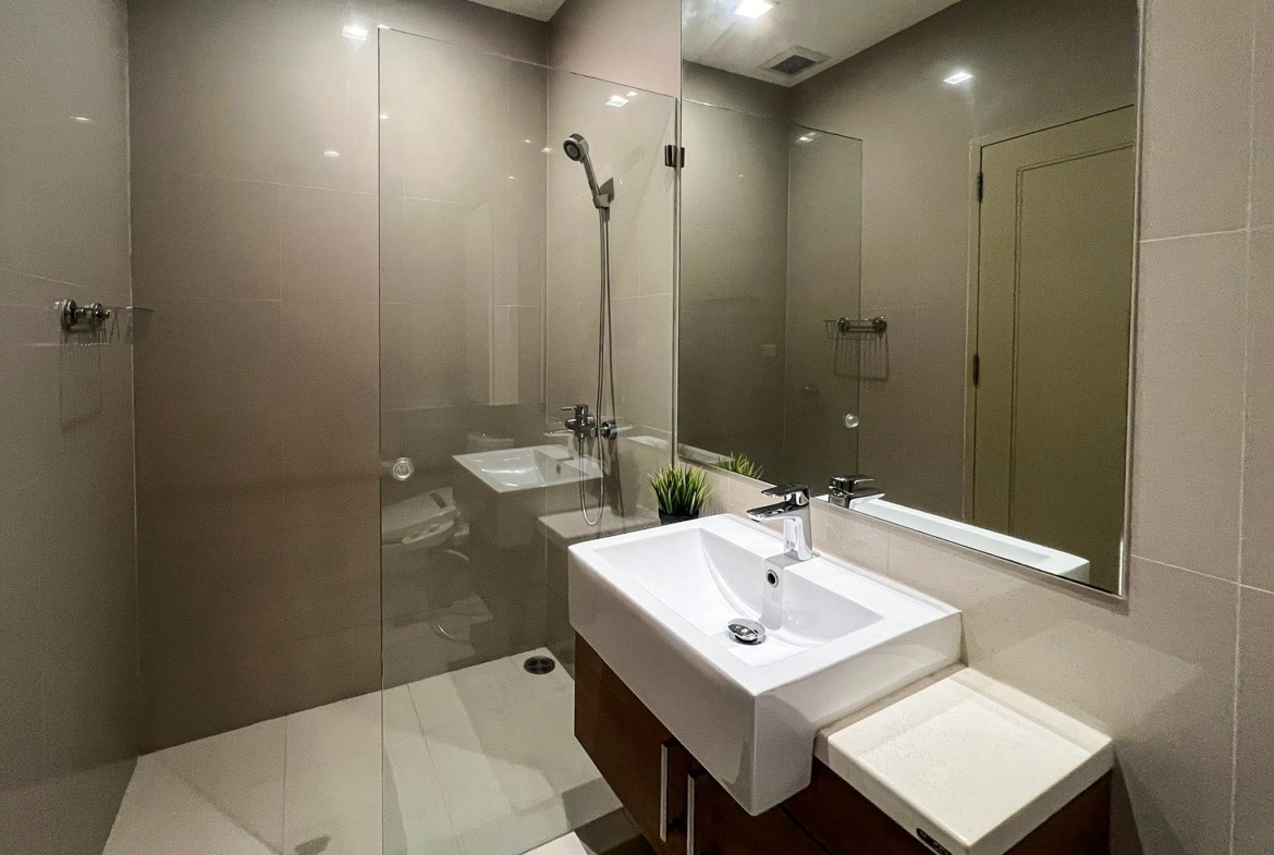 Spacious 2-bedroom, 2-bathroom condo for rent at Noble Reveal Ekkamai. Only 300m from BTS, fully furnished, 75 sqm, with indoor pool and gym. Rent: 60,000 THB/month.