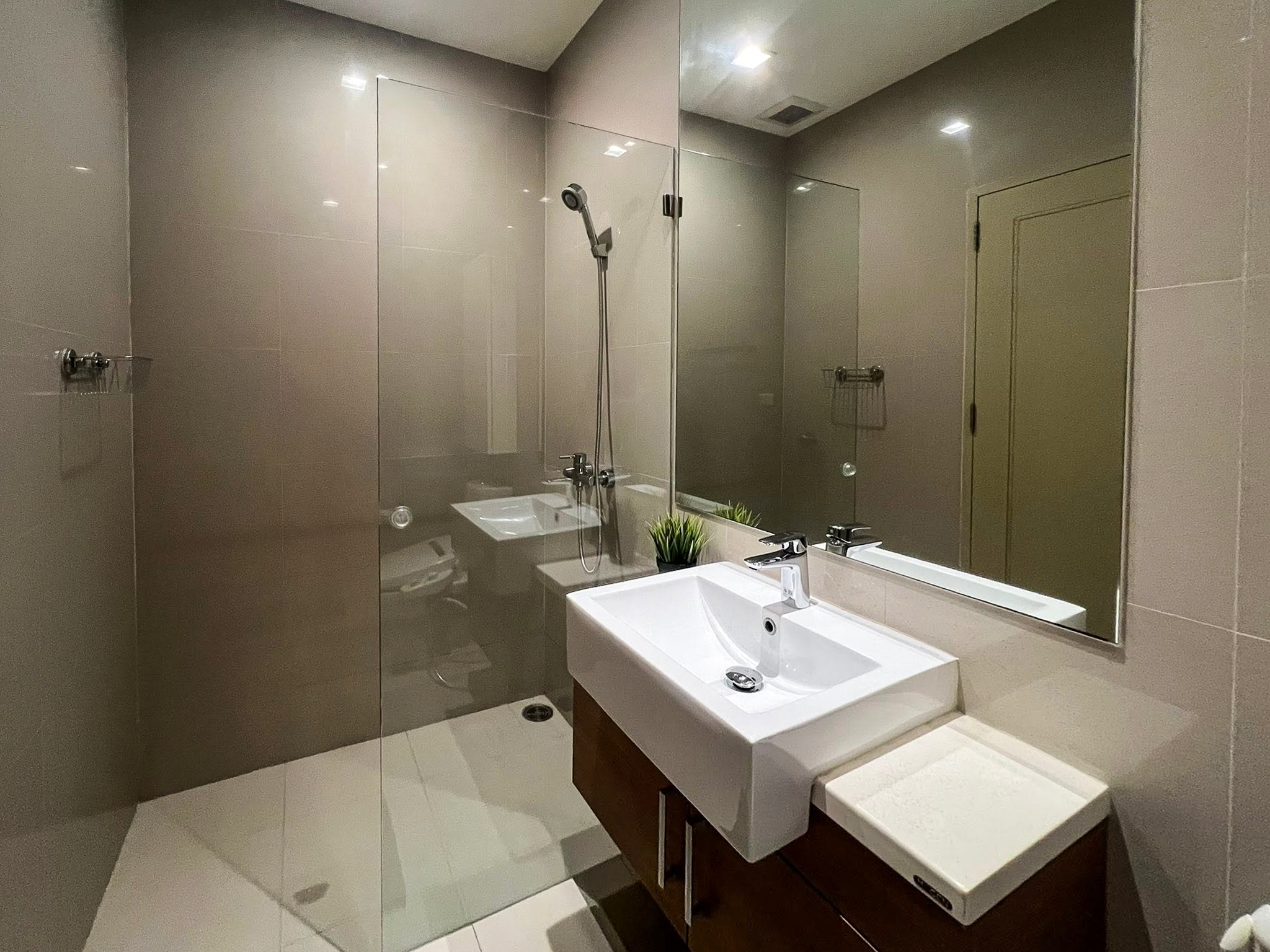 Spacious 2-bedroom, 2-bathroom condo for rent at Noble Reveal Ekkamai. Only 300m from BTS, fully furnished, 75 sqm, with indoor pool and gym. Rent: 60,000 THB/month.
