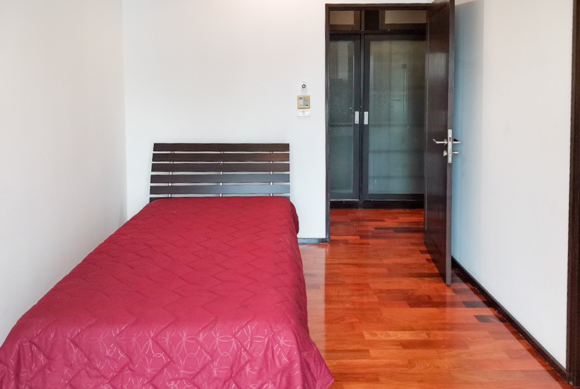 108 sqm 2-bedroom condo for rent on Sukhumvit 55. Fully furnished, high floor, modern kitchen, city view, 50,000 THB/month with full facilities.
