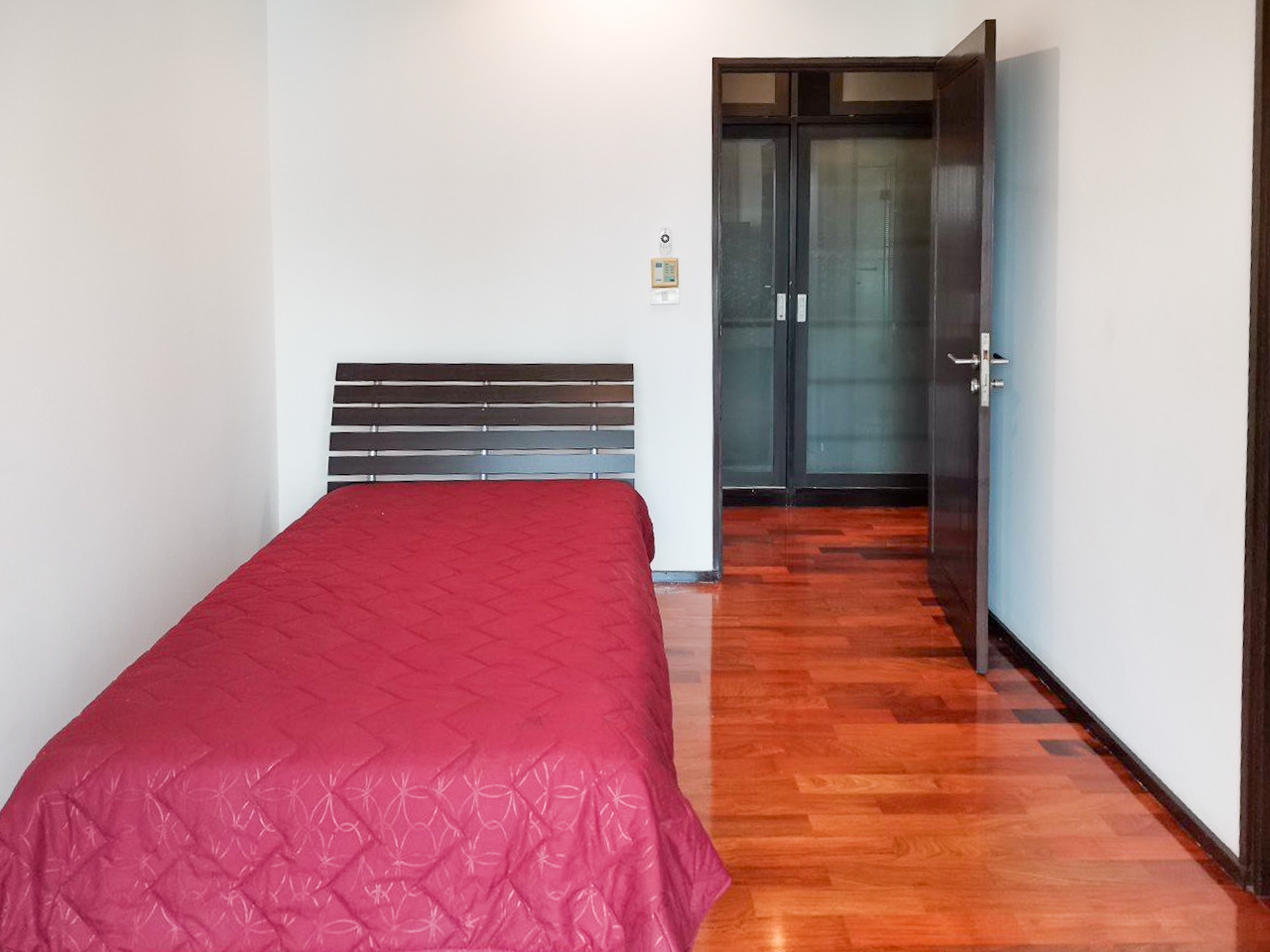 108 sqm 2-bedroom condo for rent on Sukhumvit 55. Fully furnished, high floor, modern kitchen, city view, 50,000 THB/month with full facilities.