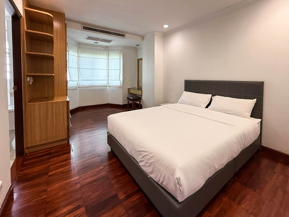 Pet-friendly 2-bedroom, 3-bath apartment with maid’s room in Thong Lor. 200 sqm, large balcony, fully furnished, and family-friendly. Rent at 85,000 THB/month.
