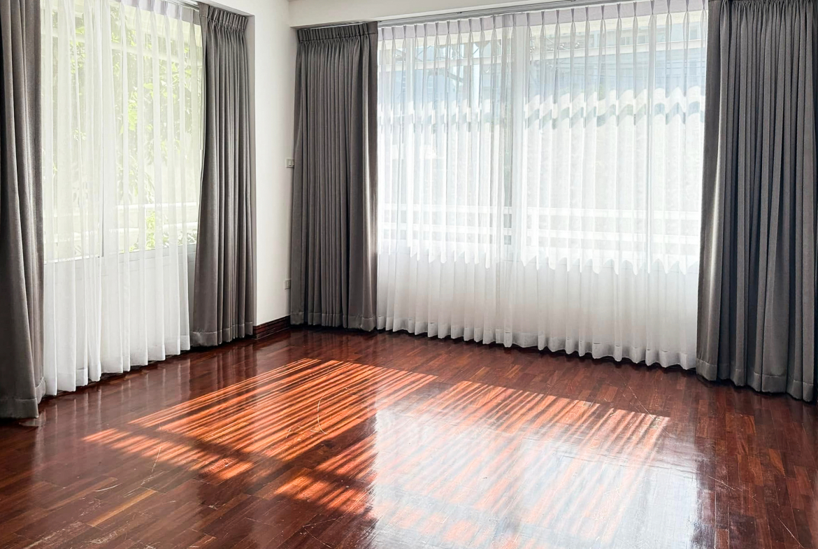 Spacious 2-bedroom pet-friendly condo for rent in Thonglor 8, 250 sqm, maid’s room, close to BTS and top supermarkets. Rent 75,000 THB/month.