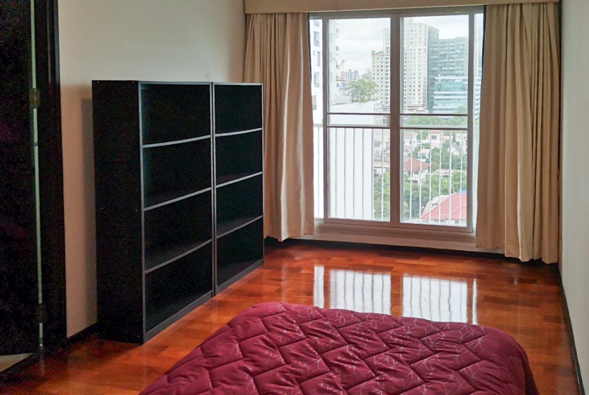 108 sqm 2-bedroom condo for rent on Sukhumvit 55. Fully furnished, high floor, modern kitchen, city view, 50,000 THB/month with full facilities.