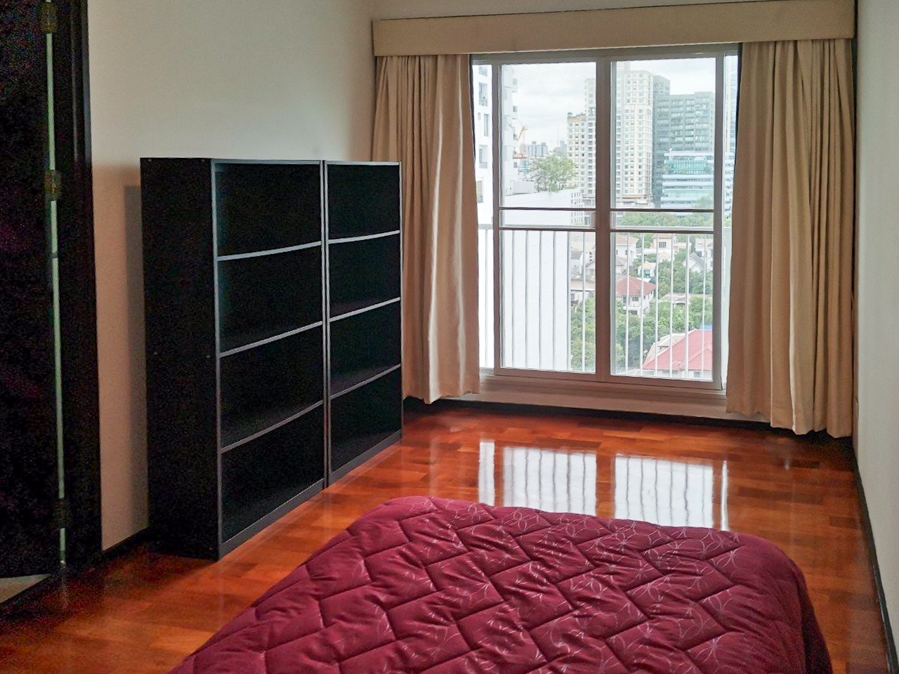 108 sqm 2-bedroom condo for rent on Sukhumvit 55. Fully furnished, high floor, modern kitchen, city view, 50,000 THB/month with full facilities.