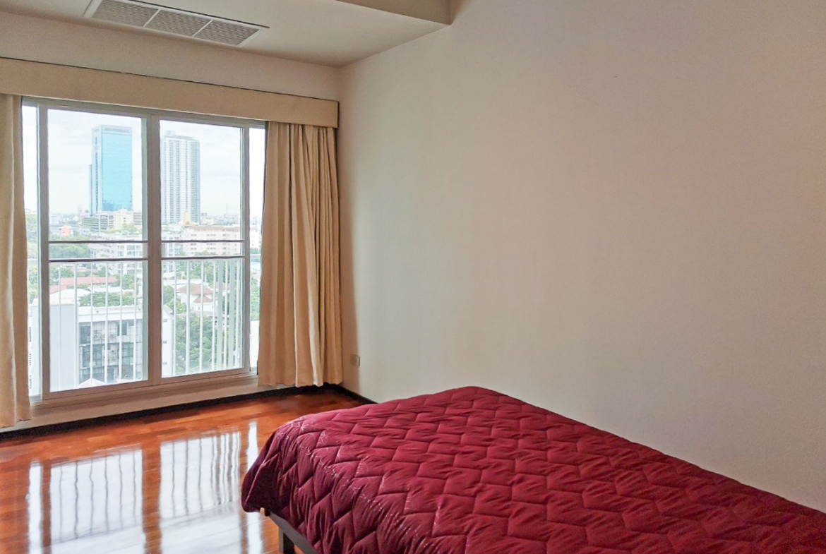 108 sqm 2-bedroom condo for rent on Sukhumvit 55. Fully furnished, high floor, modern kitchen, city view, 50,000 THB/month with full facilities.