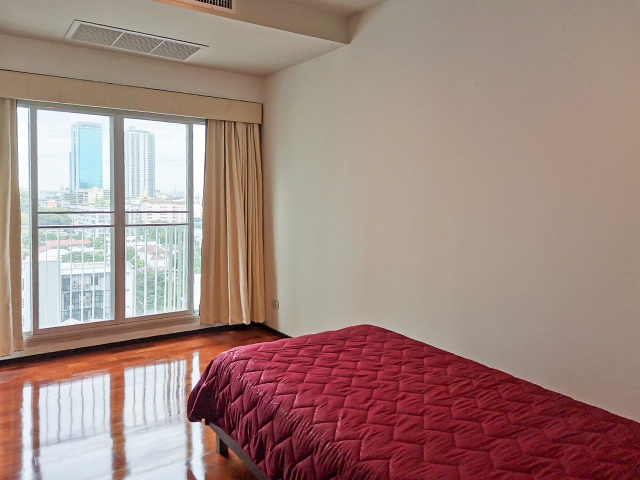 108 sqm 2-bedroom condo for rent on Sukhumvit 55. Fully furnished, high floor, modern kitchen, city view, 50,000 THB/month with full facilities.