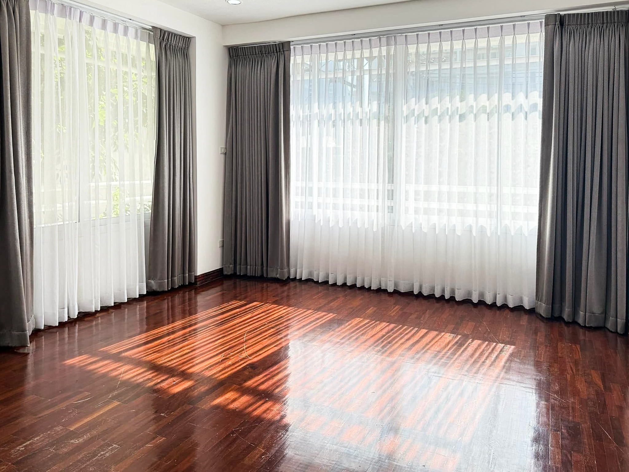 Spacious 2-bedroom pet-friendly condo for rent in Thonglor 8, 250 sqm, maid’s room, close to BTS and top supermarkets. Rent 75,000 THB/month.