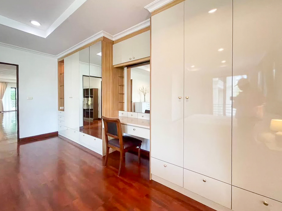 Pet-friendly 3 bed, 3 bath apartment for rent in Thong Lor. 280 sqm with balcony, maid room, full facilities, and greenery views. 120,000 THB/month.
