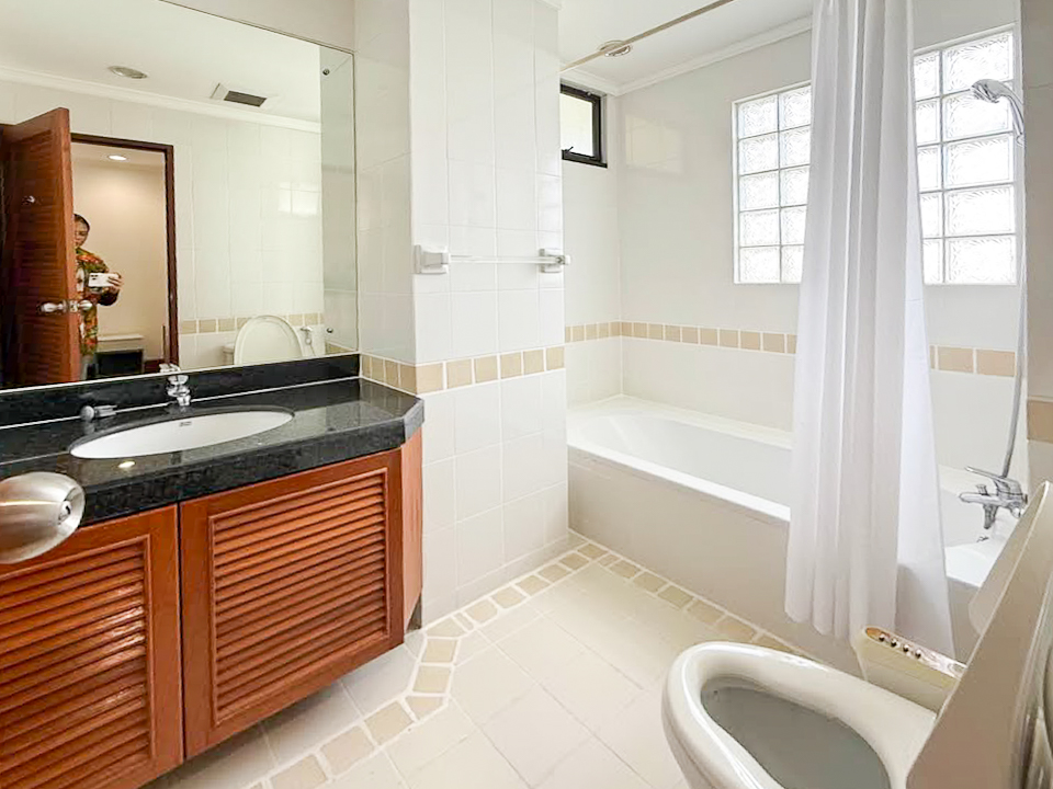Pet-friendly 2-bedroom, 3-bath apartment with maid’s room in Thong Lor. 200 sqm, large balcony, fully furnished, and family-friendly. Rent at 85,000 THB/month.