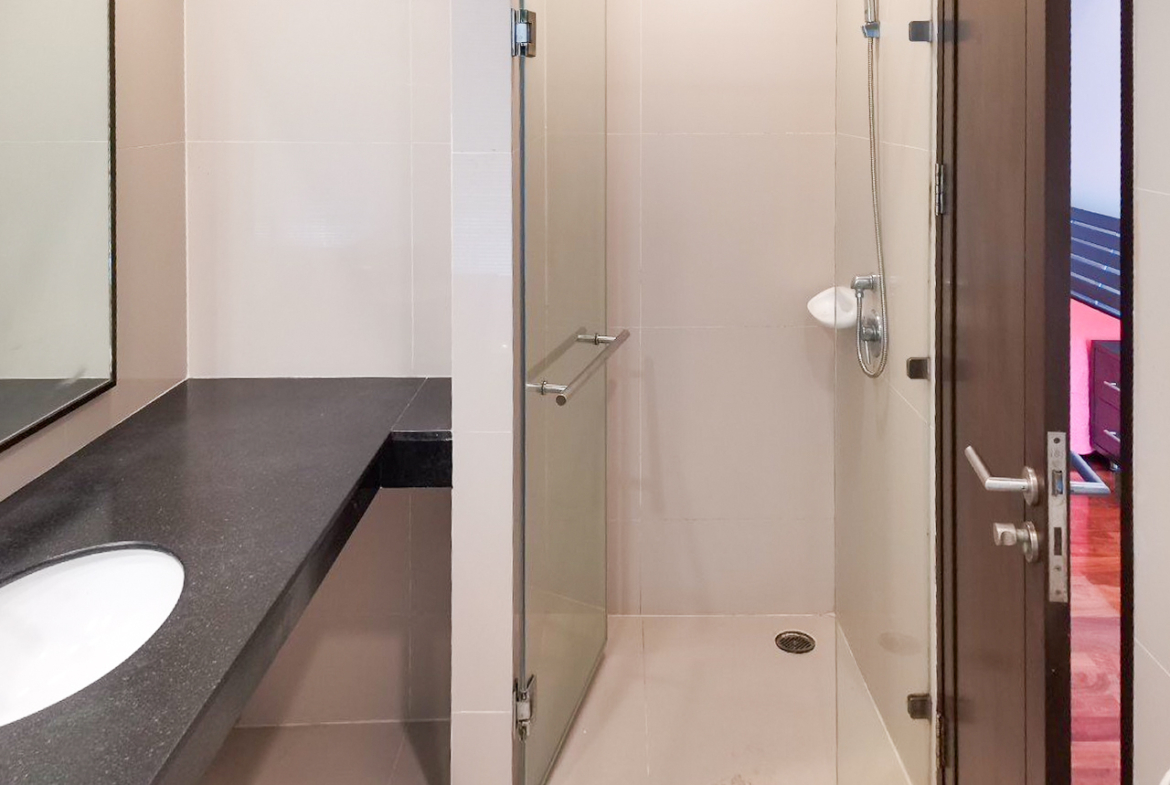 108 sqm 2-bedroom condo for rent on Sukhumvit 55. Fully furnished, high floor, modern kitchen, city view, 50,000 THB/month with full facilities.