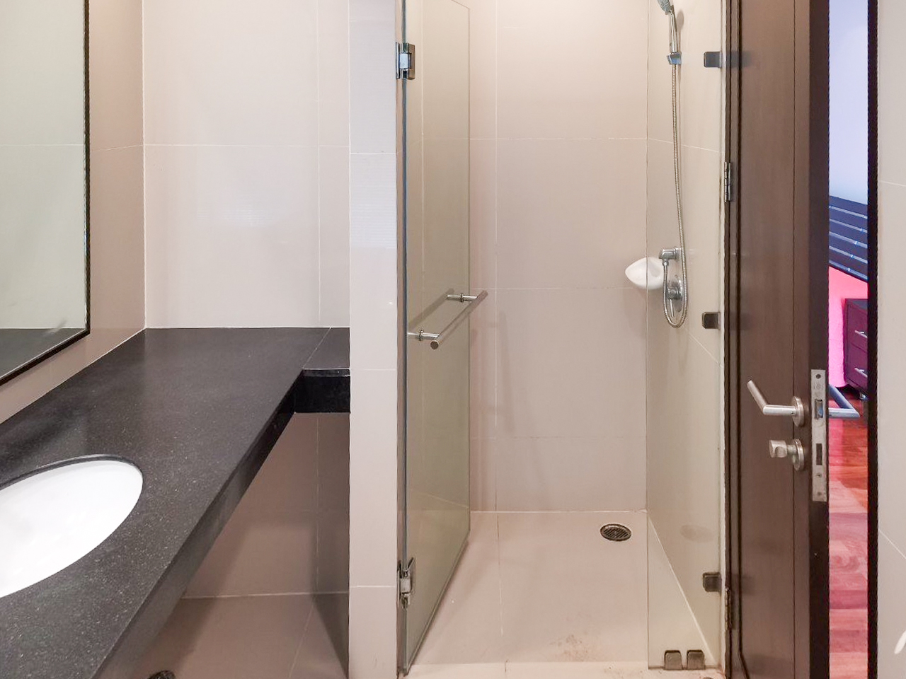 108 sqm 2-bedroom condo for rent on Sukhumvit 55. Fully furnished, high floor, modern kitchen, city view, 50,000 THB/month with full facilities.