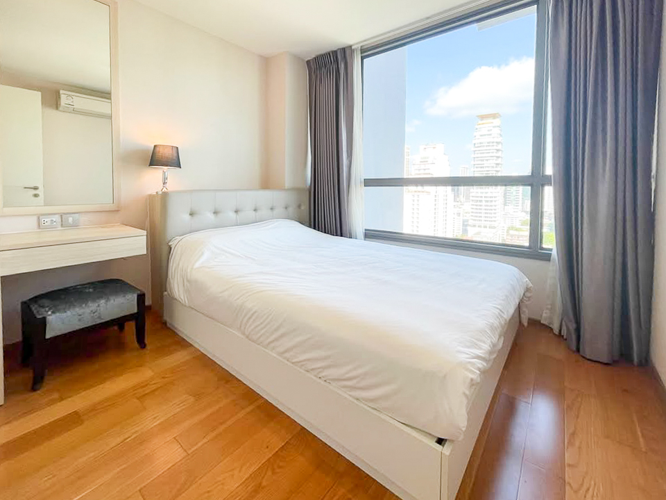 Modern 2-bedroom, 2-bathroom condo for rent in Sukhumvit 43, Phrom Phong. 76 sqm, 23rd floor, fully furnished with city views and great facilities. Rent at THB 60,000/month.