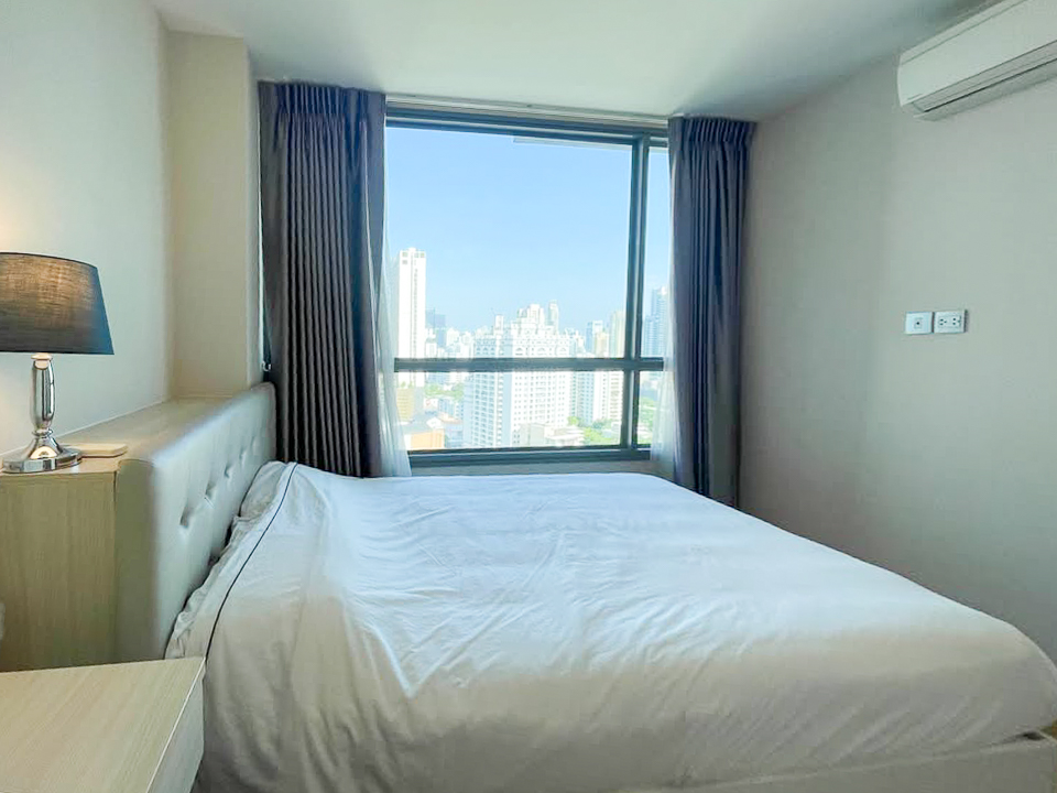 Modern 2-bedroom, 2-bathroom condo for rent in Sukhumvit 43, Phrom Phong. 76 sqm, 23rd floor, fully furnished with city views and great facilities. Rent at THB 60,000/month.