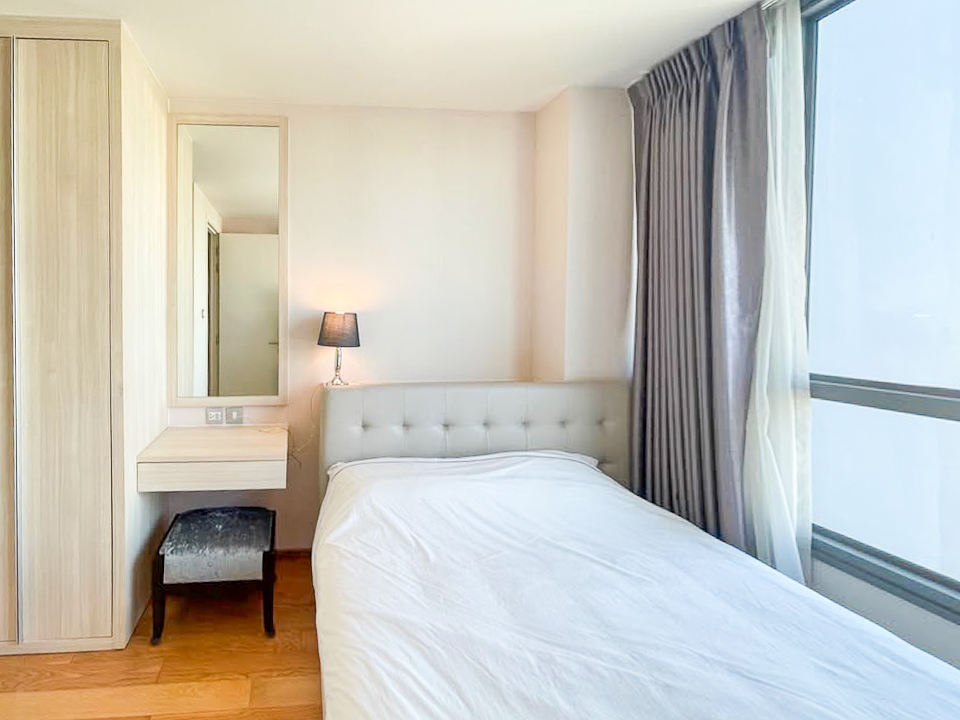 Modern 2-bedroom, 2-bathroom condo for rent in Sukhumvit 43, Phrom Phong. 76 sqm, 23rd floor, fully furnished with city views and great facilities. Rent at THB 60,000/month.