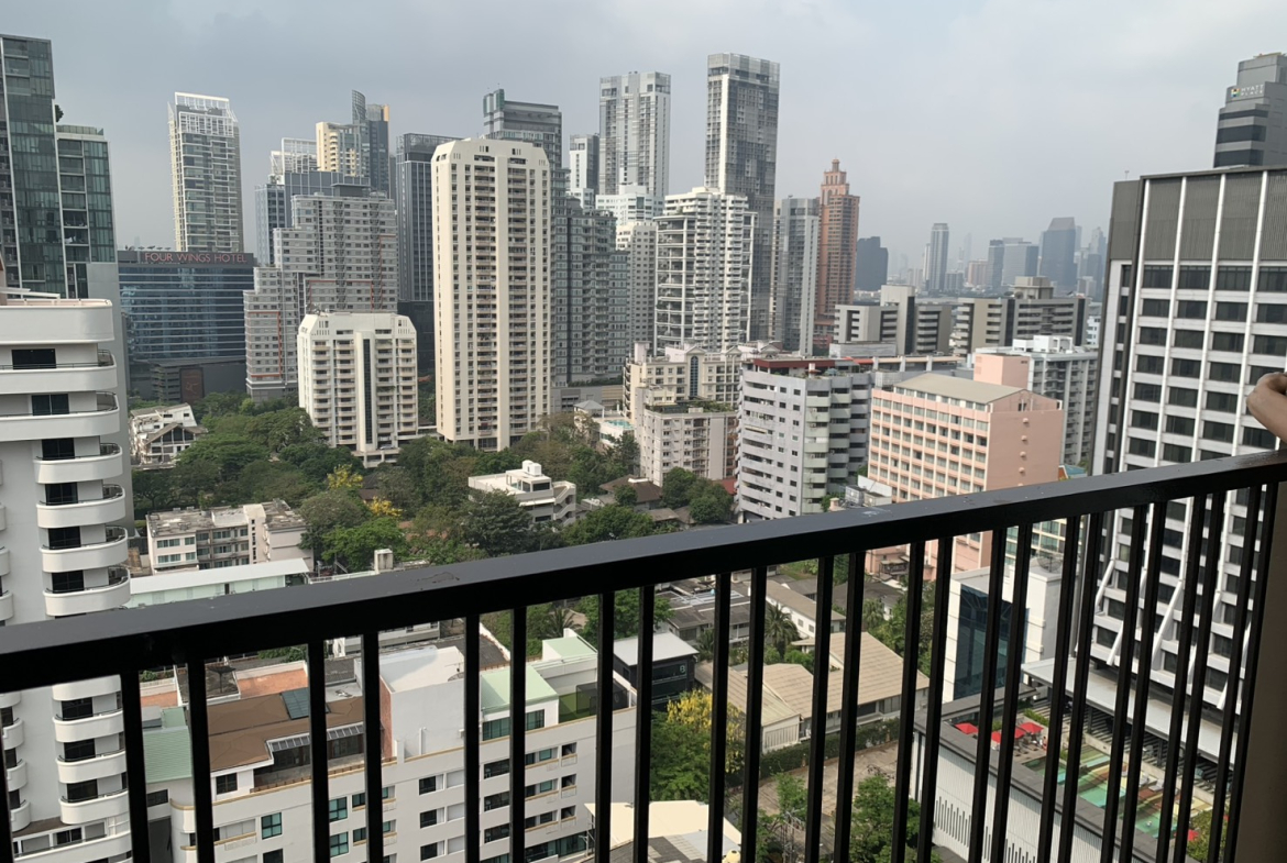Renovated one-bedroom condo for sale in Phrom Phong, 52 sqm, high floor, unblocked city view, fully furnished, modern interior, with bathtub and top facilities.