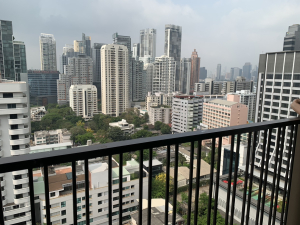 Renovated one-bedroom condo for sale in Phrom Phong, 52 sqm, high floor, unblocked city view, fully furnished, modern interior, with bathtub and top facilities.
