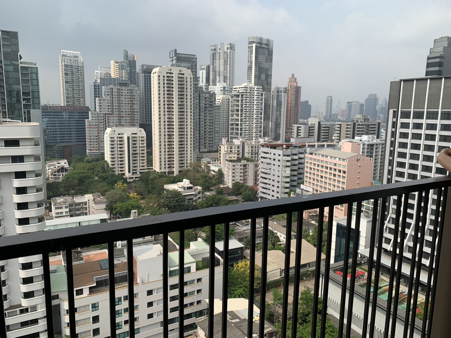 Renovated one-bedroom condo for sale in Phrom Phong, 52 sqm, high floor, unblocked city view, fully furnished, modern interior, with bathtub and top facilities.