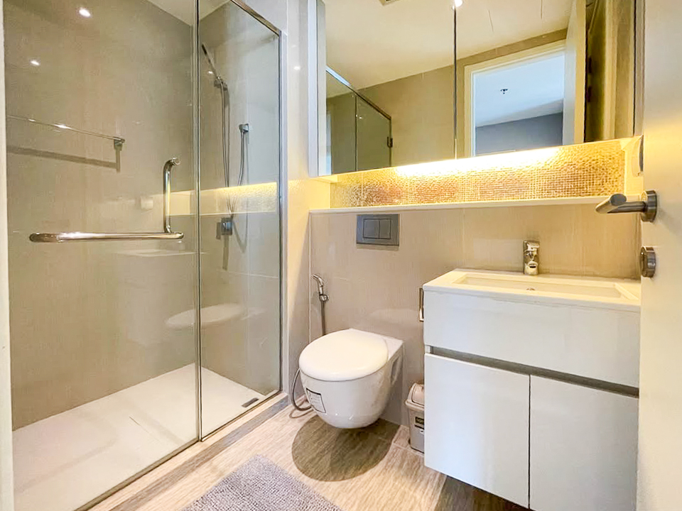 Modern 2-bedroom, 2-bathroom condo for rent in Sukhumvit 43, Phrom Phong. 76 sqm, 23rd floor, fully furnished with city views and great facilities. Rent at THB 60,000/month.