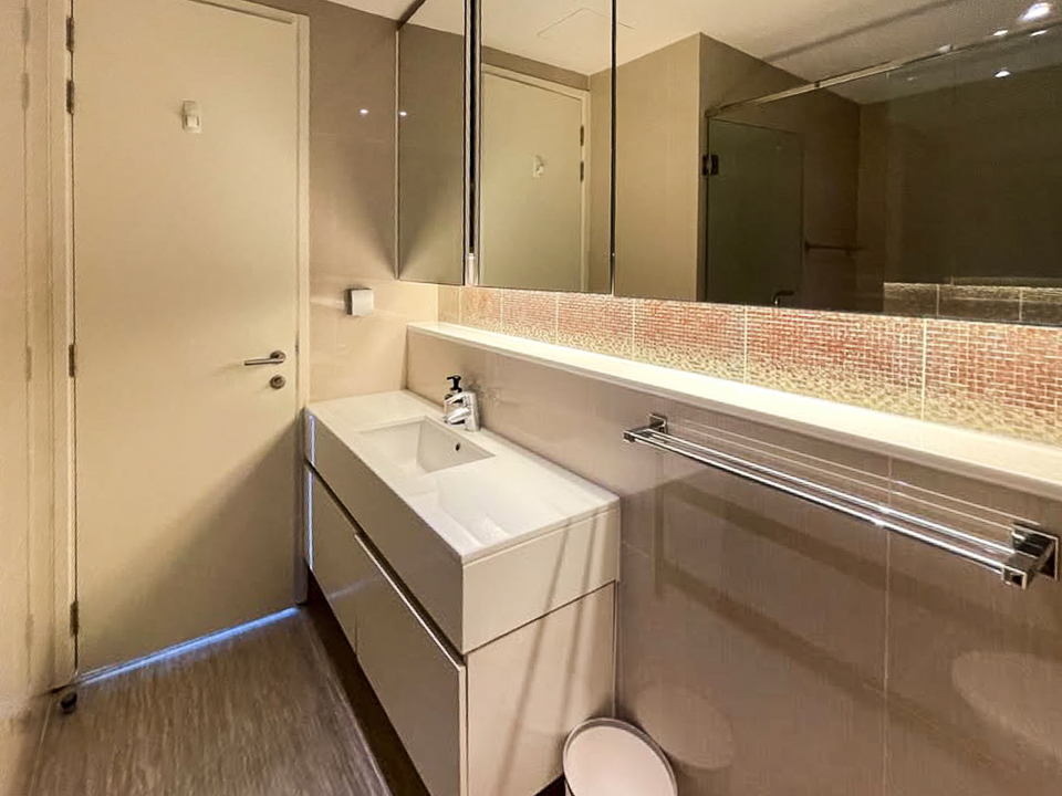 Modern 2-bedroom, 2-bathroom condo for rent in Sukhumvit 43, Phrom Phong. 76 sqm, 23rd floor, fully furnished with city views and great facilities. Rent at THB 60,000/month.