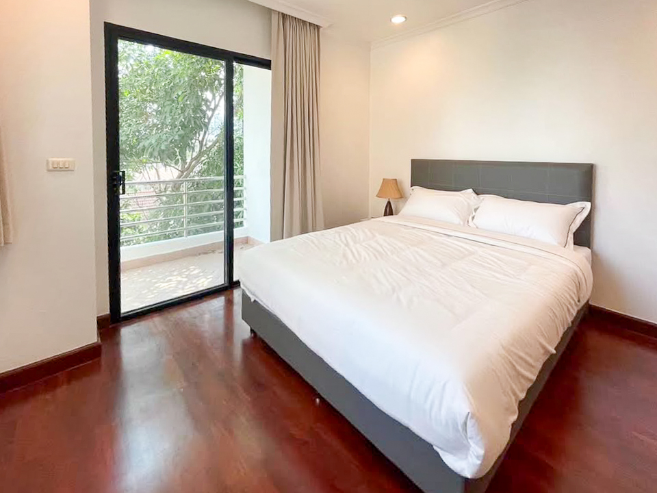 Pet-friendly 3 bed, 3 bath apartment for rent in Thong Lor. 280 sqm with balcony, maid room, full facilities, and greenery views. 120,000 THB/month.