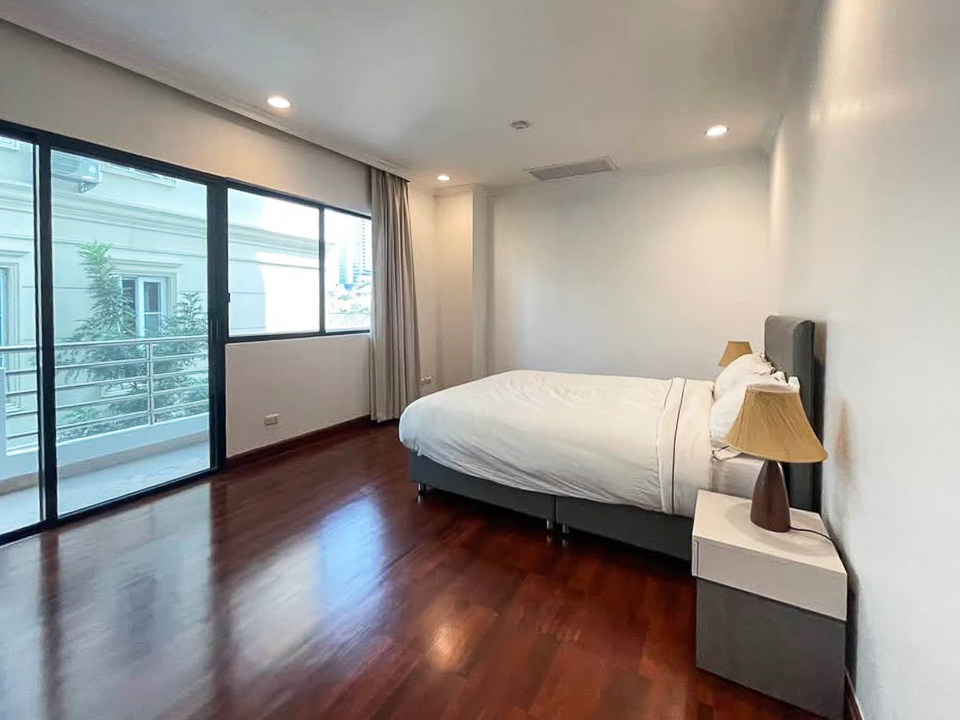 Pet-friendly 3 bed, 3 bath apartment for rent in Thong Lor. 280 sqm with balcony, maid room, full facilities, and greenery views. 120,000 THB/month.