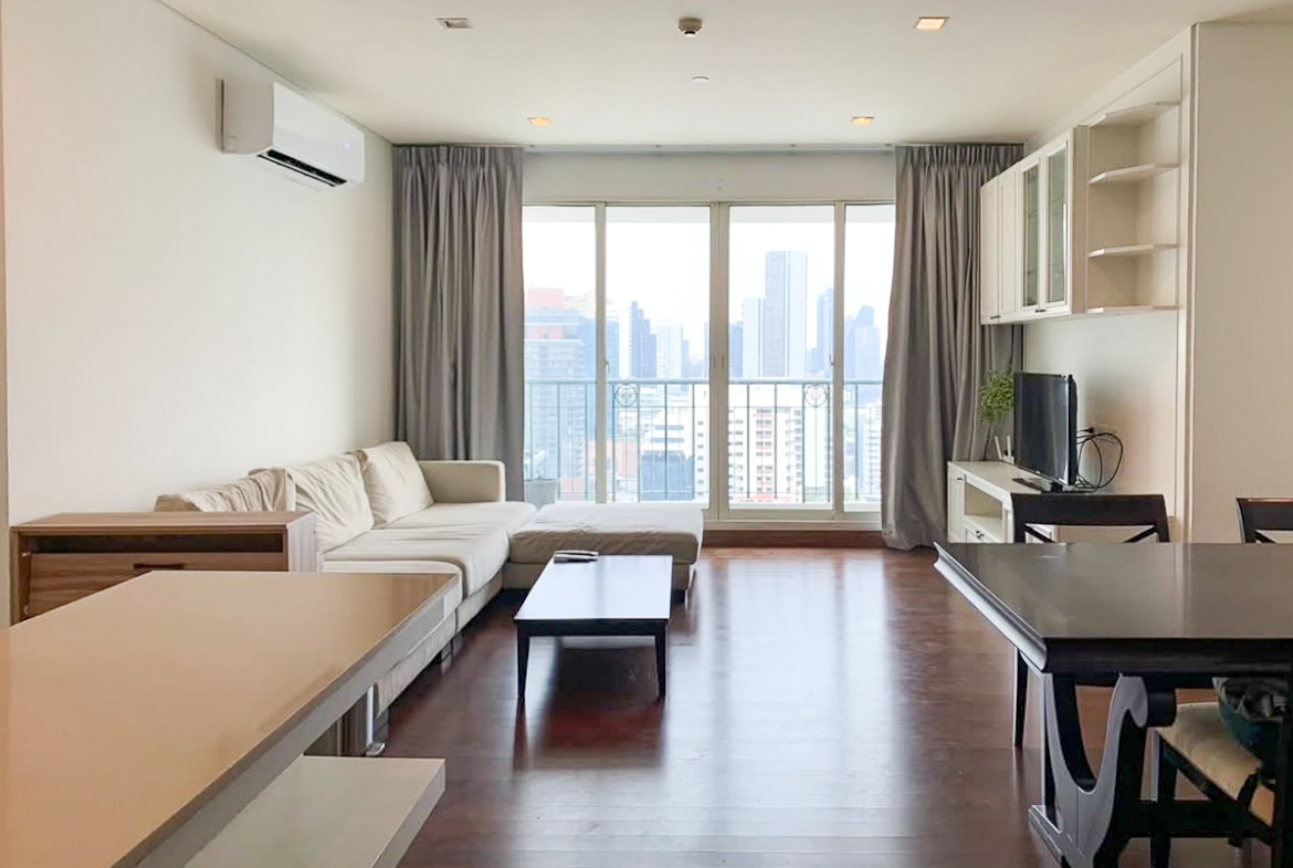 Spacious 4-bedroom condo for rent in Ivy Thonglor, 198 sqm, high floor with stunning views. 15 mins from BTS Thong Lo. Fully equipped, 130,000 THB/month.