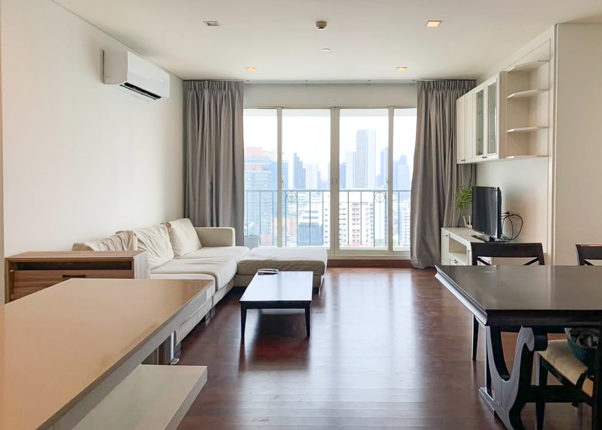 Spacious 4-bedroom condo for rent in Ivy Thonglor, 198 sqm, high floor with stunning views. 15 mins from BTS Thong Lo. Fully equipped, 130,000 THB/month.