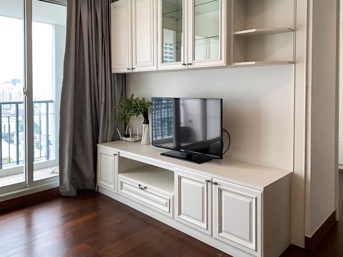 Spacious 4-bedroom condo for rent in Ivy Thonglor, 198 sqm, high floor with stunning views. 15 mins from BTS Thong Lo. Fully equipped, 130,000 THB/month.