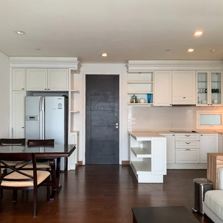 Spacious 4-bedroom condo for rent in Ivy Thonglor, 198 sqm, high floor with stunning views. 15 mins from BTS Thong Lo. Fully equipped, 130,000 THB/month.