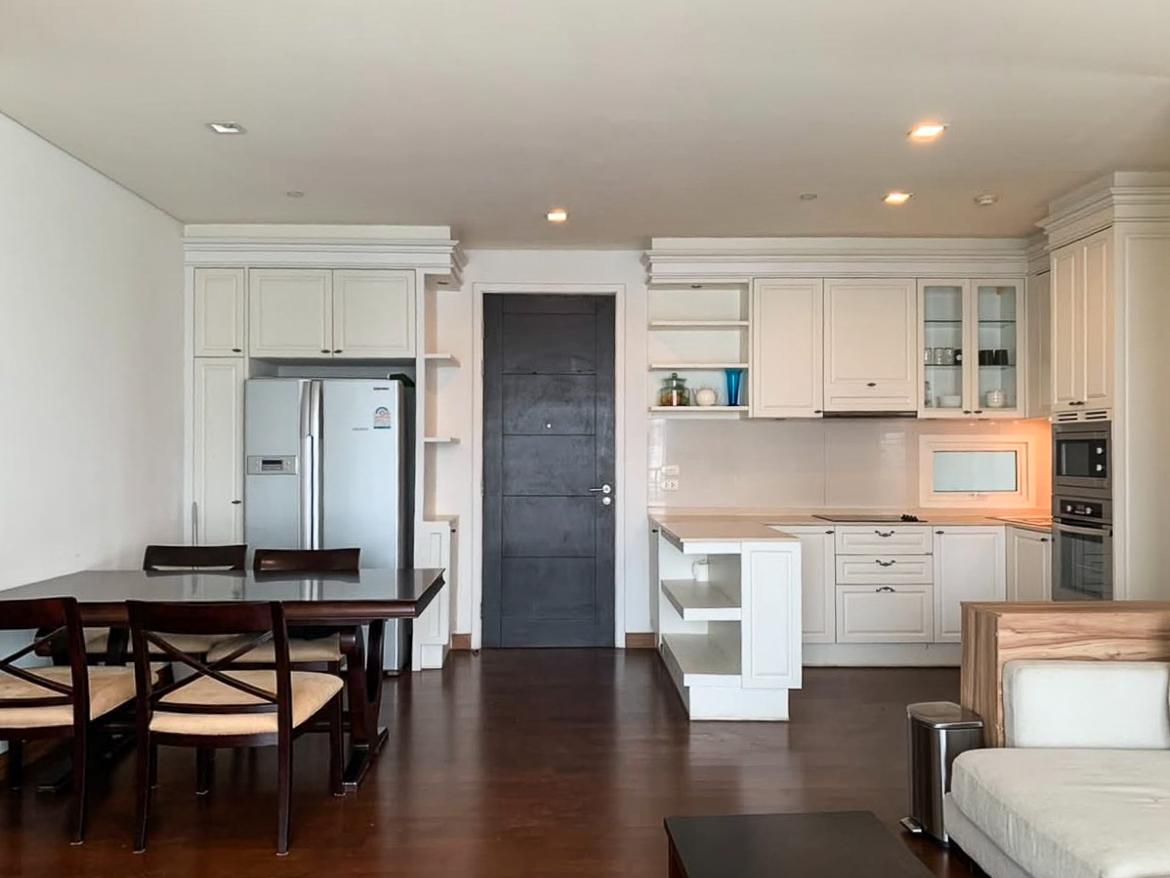 Spacious 4-bedroom condo for rent in Ivy Thonglor, 198 sqm, high floor with stunning views. 15 mins from BTS Thong Lo. Fully equipped, 130,000 THB/month.