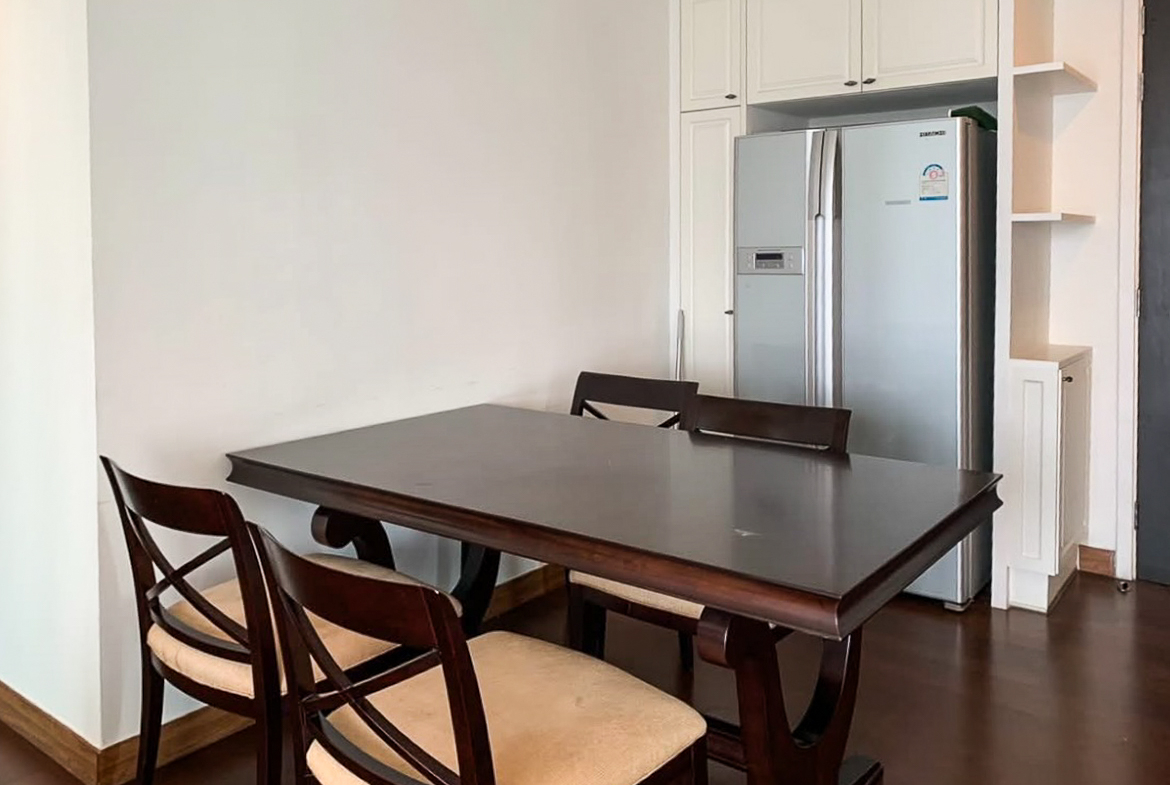 Spacious 4-bedroom condo for rent in Ivy Thonglor, 198 sqm, high floor with stunning views. 15 mins from BTS Thong Lo. Fully equipped, 130,000 THB/month.