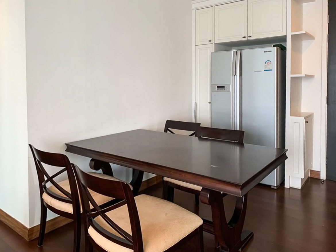 Spacious 4-bedroom condo for rent in Ivy Thonglor, 198 sqm, high floor with stunning views. 15 mins from BTS Thong Lo. Fully equipped, 130,000 THB/month.