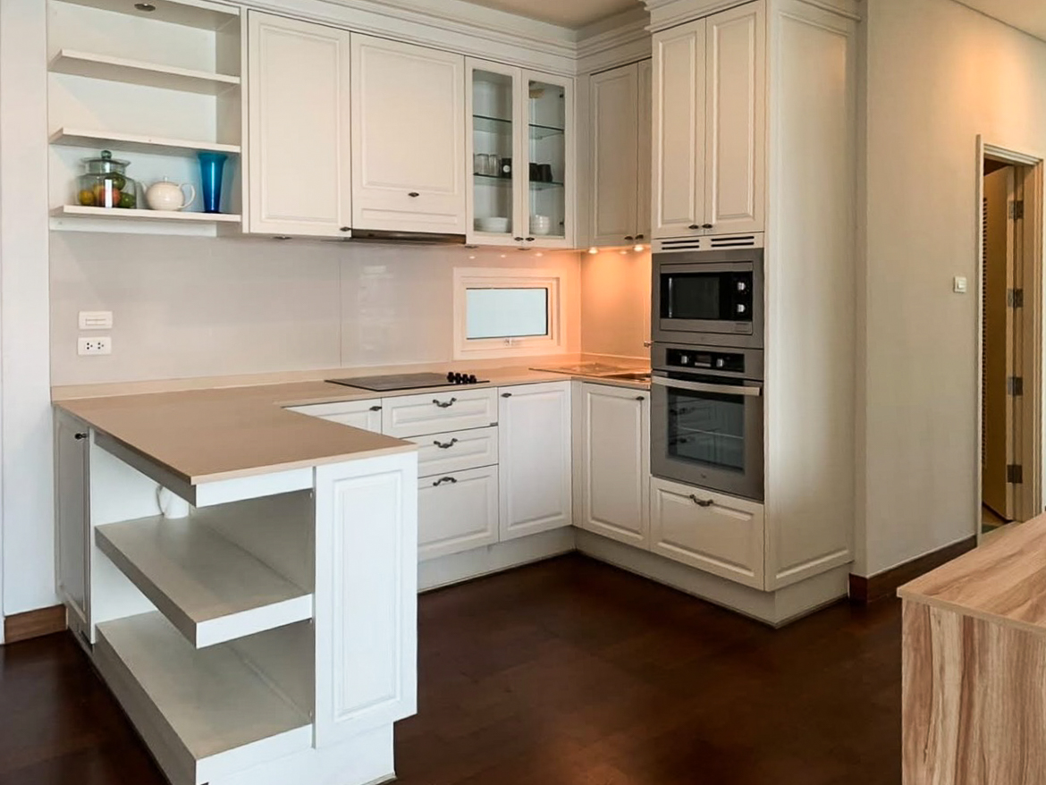 Spacious 4-bedroom condo for rent in Ivy Thonglor, 198 sqm, high floor with stunning views. 15 mins from BTS Thong Lo. Fully equipped, 130,000 THB/month.