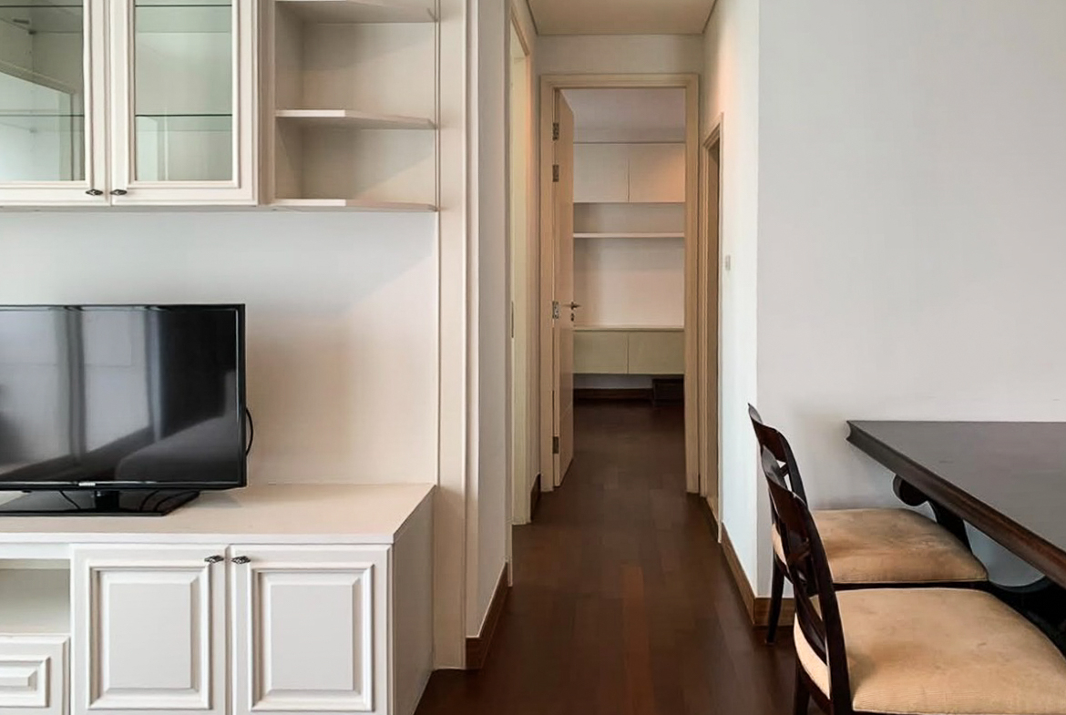 Spacious 4-bedroom condo for rent in Ivy Thonglor, 198 sqm, high floor with stunning views. 15 mins from BTS Thong Lo. Fully equipped, 130,000 THB/month.