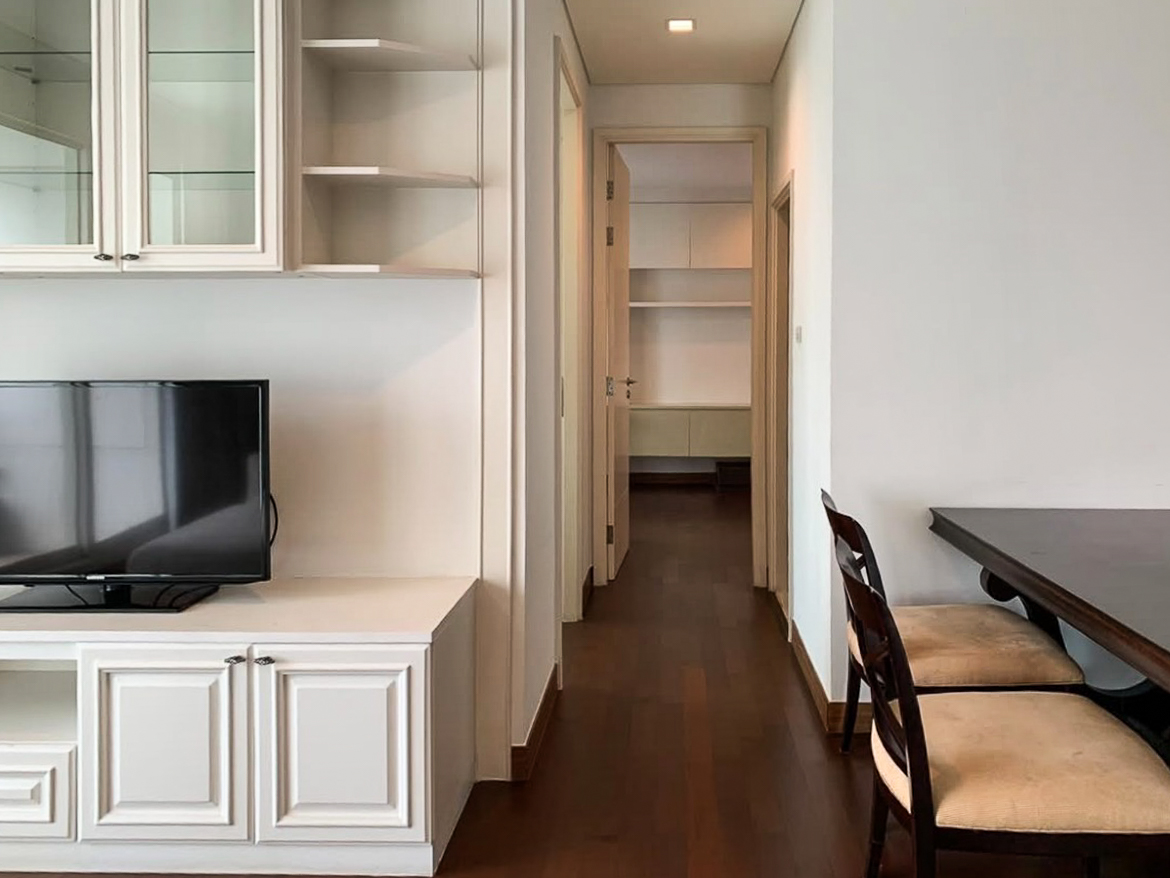 Spacious 4-bedroom condo for rent in Ivy Thonglor, 198 sqm, high floor with stunning views. 15 mins from BTS Thong Lo. Fully equipped, 130,000 THB/month.