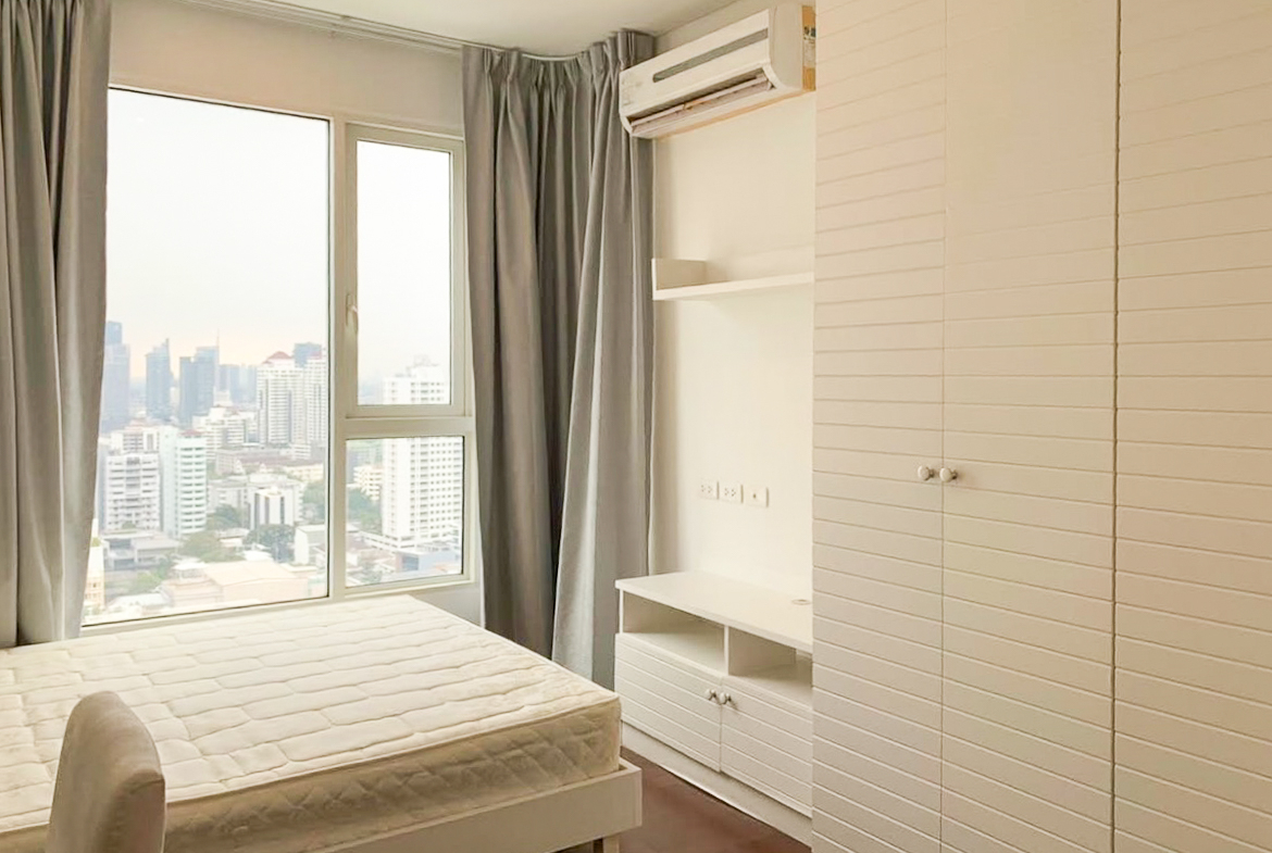 Spacious 4-bedroom condo for rent in Ivy Thonglor, 198 sqm, high floor with stunning views. 15 mins from BTS Thong Lo. Fully equipped, 130,000 THB/month.